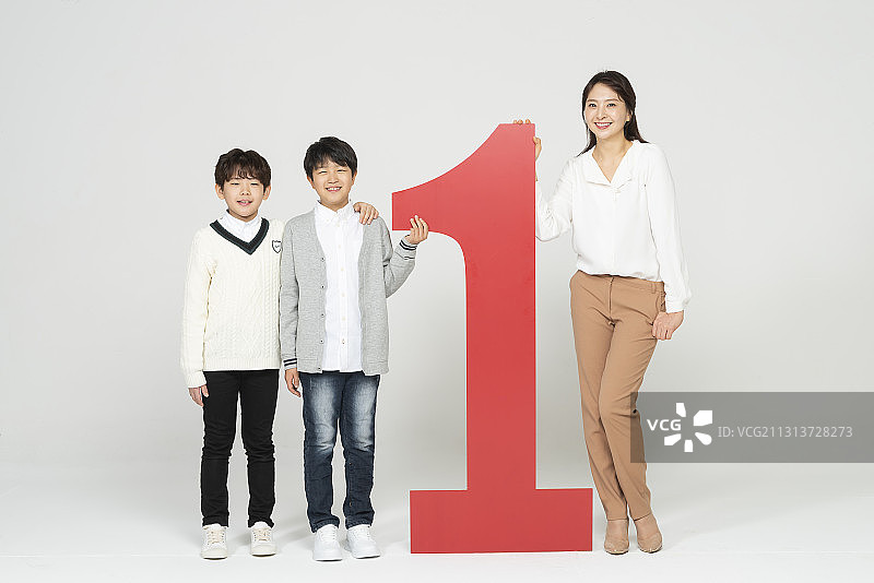 老师和两个男孩站在白色背景的1号牌子旁边图片素材
