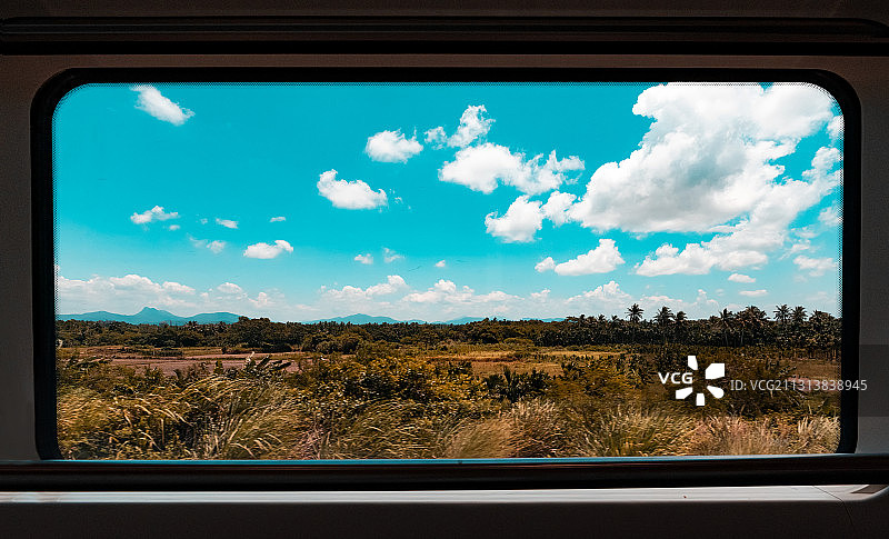 高速列车窗外蓝天白云林地景观图片素材