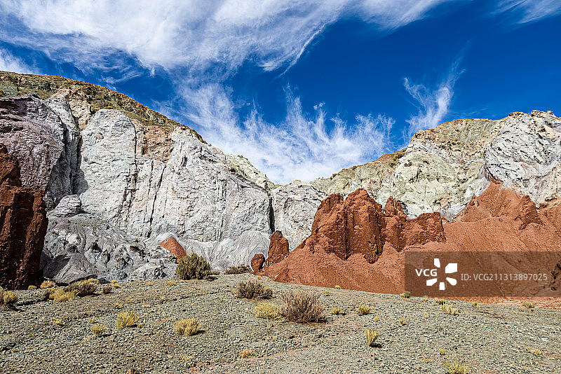 智利阿塔卡玛沙漠彩虹谷色彩斑斓矿物质结晶盐图片素材