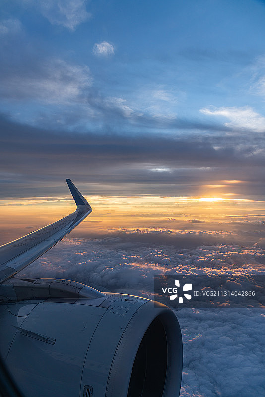 乘坐飞机载重庆上空拍摄日落图片素材