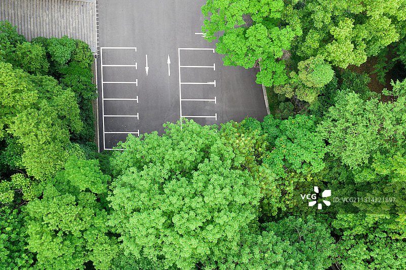 高空正上方垂直俯视视角俯瞰江苏京紫金山灵谷寺茂密树林和停车场图片素材