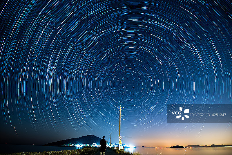 太湖东山的星空和星轨图片素材