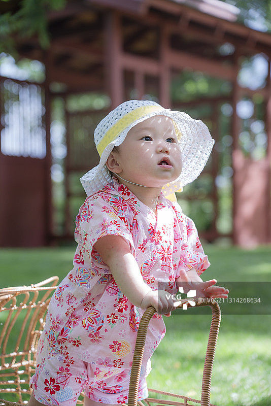 奈良公园草坪藤车里的红粉女婴图片素材