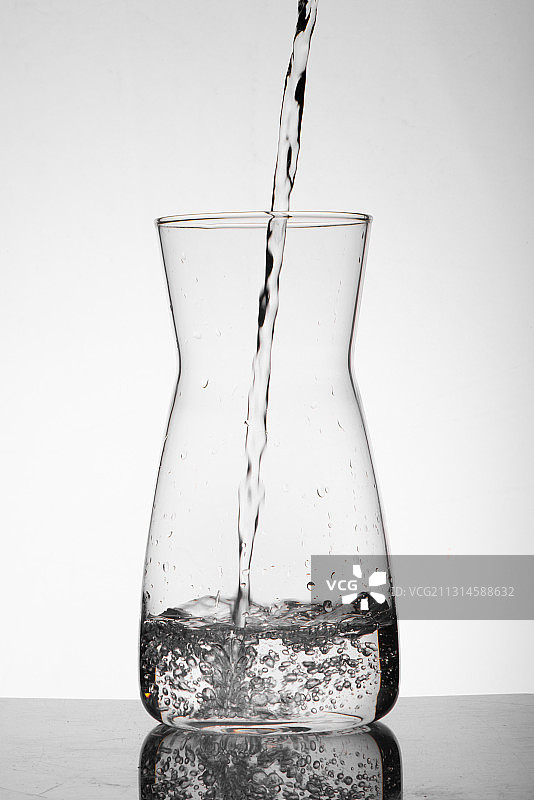 棚拍静物透明玻璃水杯倒水素材图片素材