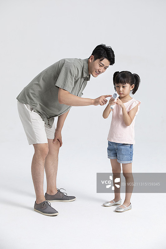 爸爸教女儿测体温图片素材