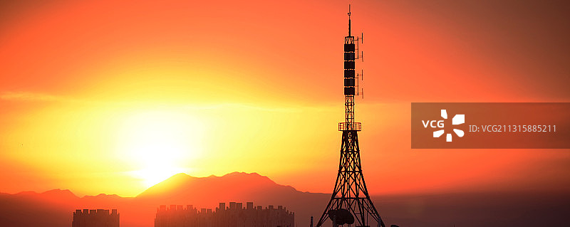 在河北省张家口市宣化区拍摄朝霞映照下的一座信号塔图片素材