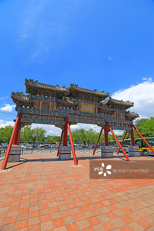 北京皇家园林颐和园涵虚牌楼图片素材