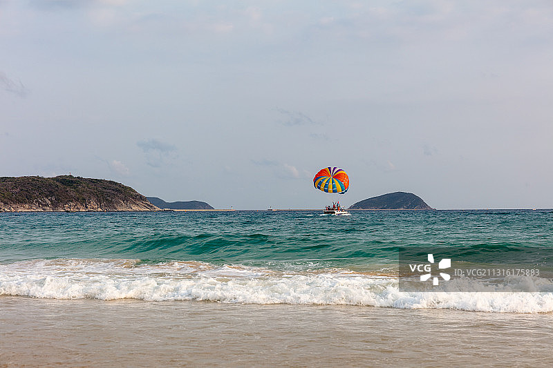 海边动力伞飞行图片素材