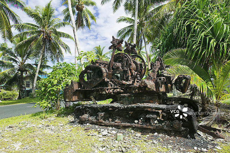 第二次世界大战期间，一辆美国坦克离开图瓦卢的富纳富提环礁。图片素材