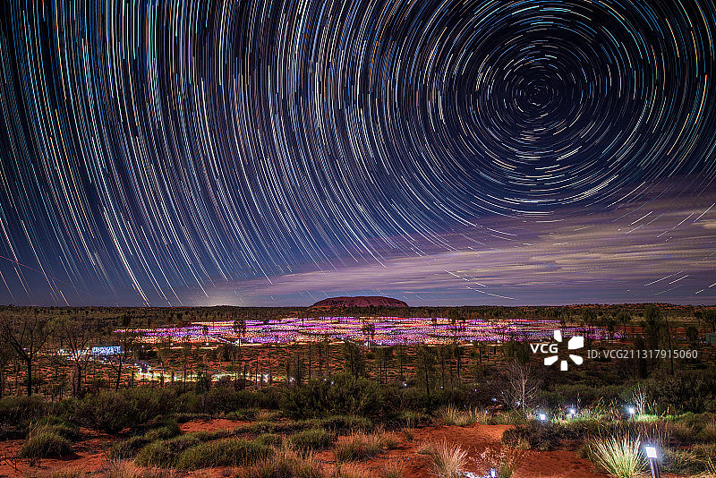 澳洲乌卢鲁灯展星轨图片素材