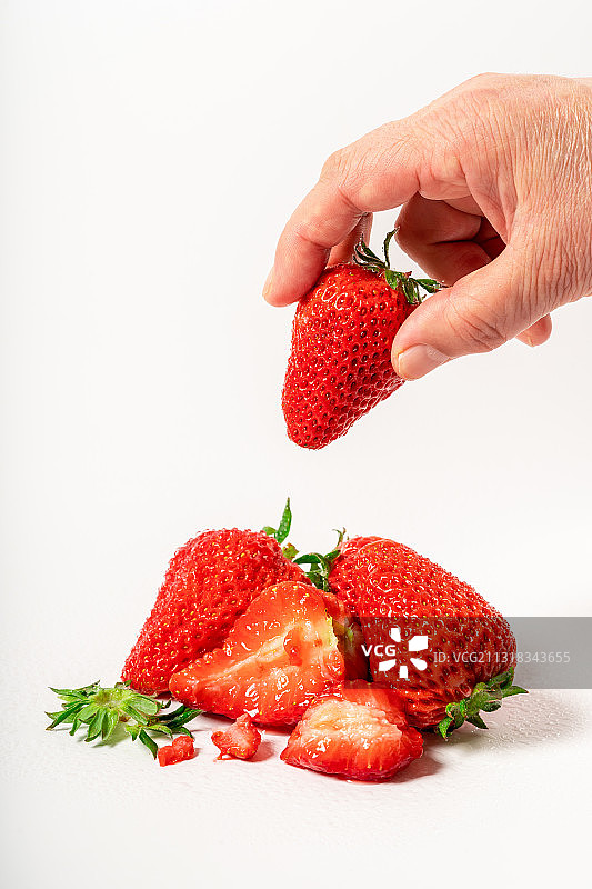 纯白色背景下的多个新鲜草莓图片素材