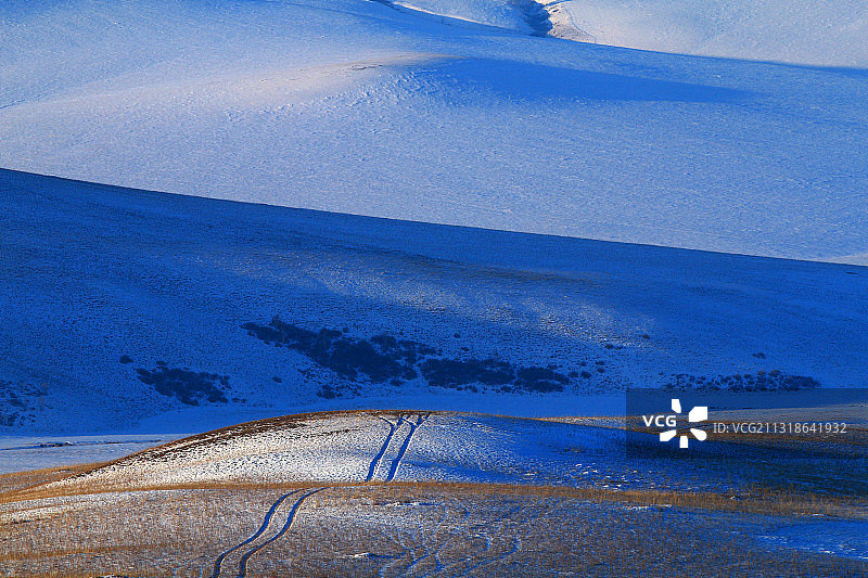 呼伦贝尔冬季雪原山地晨光图片素材