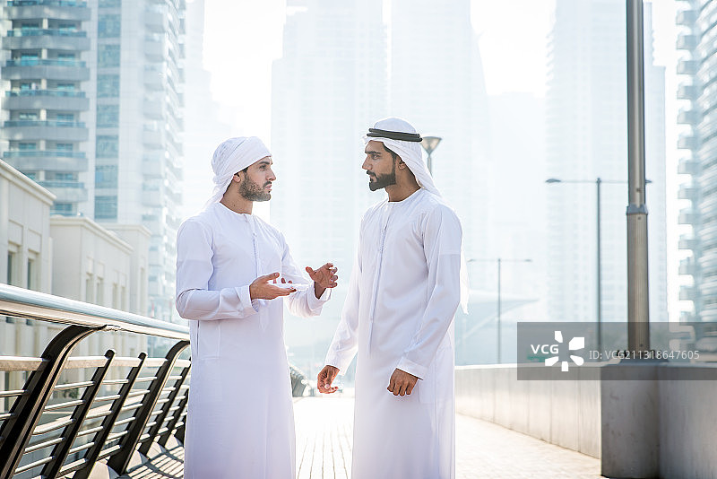 阿拉伯联合酋长国迪拜，两个阿拉伯男人在一起散步图片素材