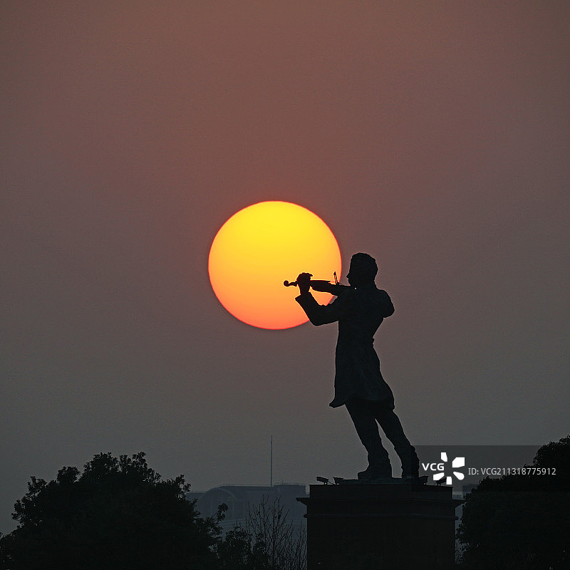 云南省玉溪市聂耳铜像和太阳图片素材