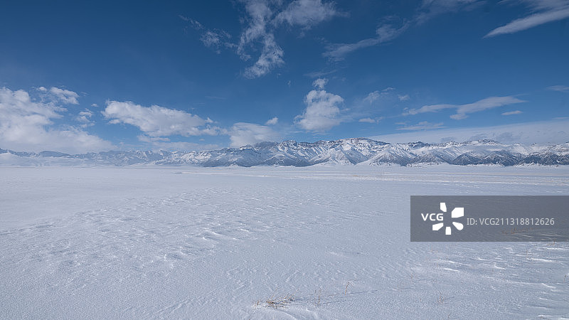 一片干净的雪地 蓝天和雪山图片素材