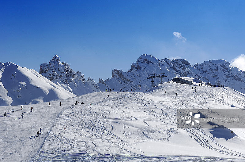 在阳光下的滑雪坡上，意大利南蒂罗尔，瓦莱伊萨尔科图片素材