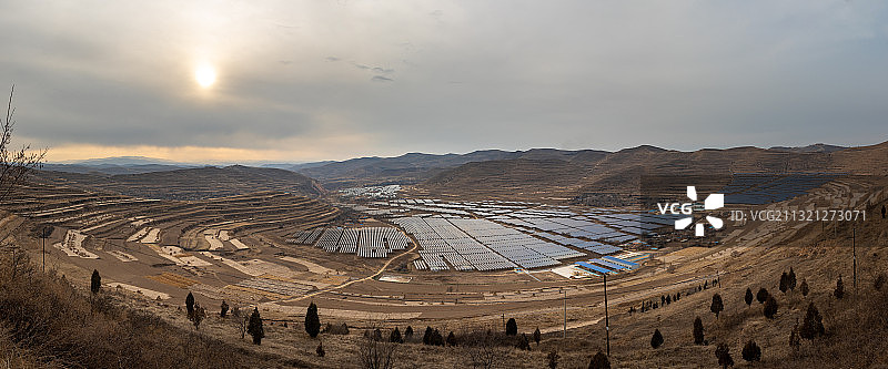 黄土高原上的光伏发电群+摄于甘肃省定西市通渭县榜罗镇图片素材