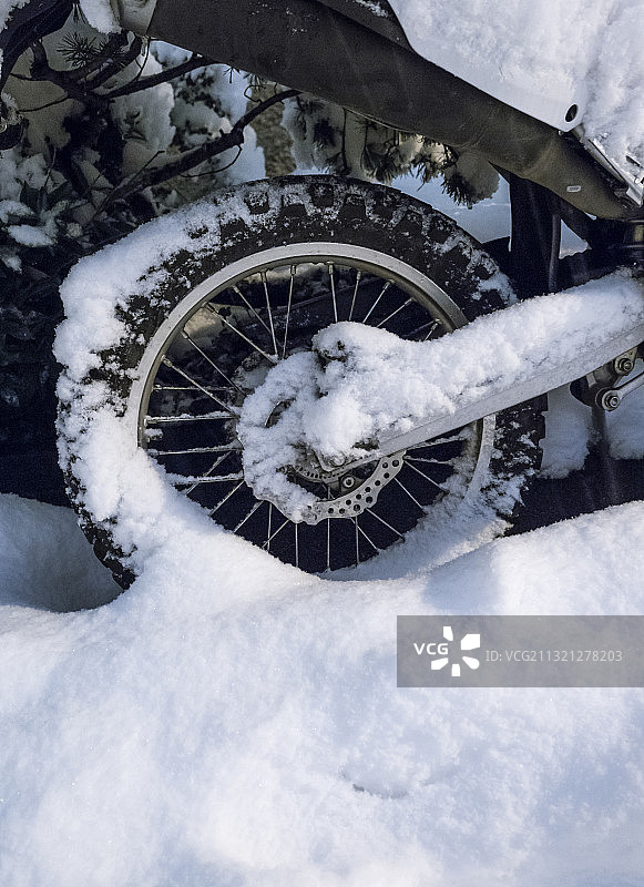 大雪过后停在外面的摩托车上覆盖着积雪图片素材