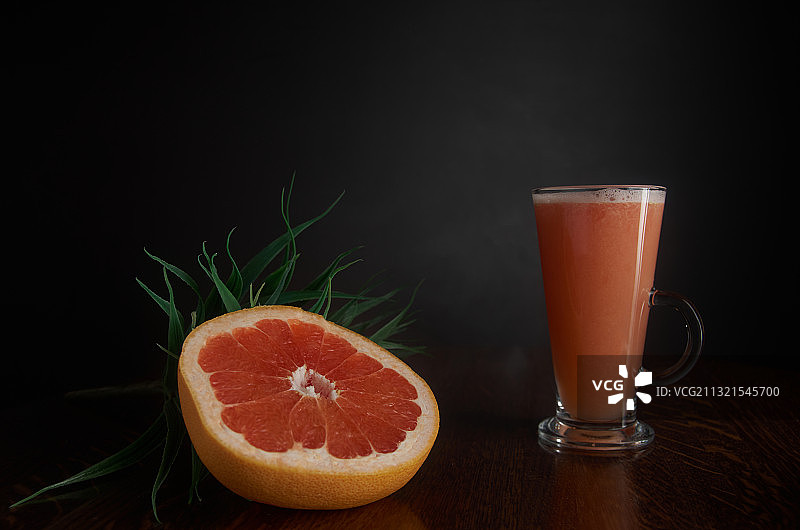 桌子上的橙汁饮料的特写图片素材