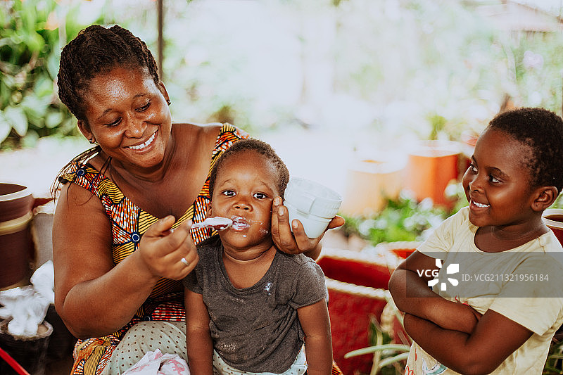 微笑的非洲母亲和哺育的小男孩，加纳图片素材