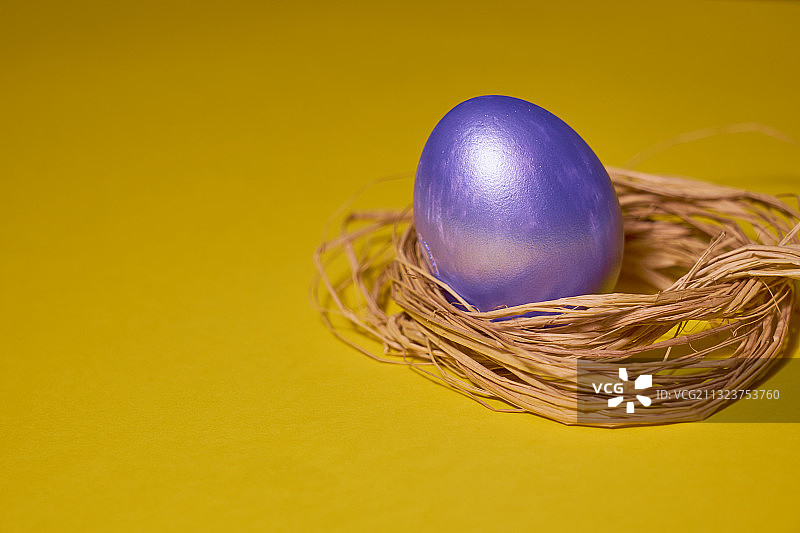 高角度的观点，复活节蛋在巢在黄色的背景图片素材