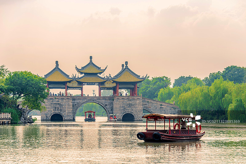 中国江苏扬州瘦西湖风景区五亭桥图片素材
