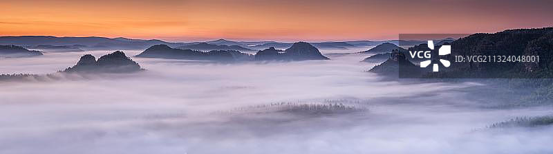 全景，从凯鹏华盈Winterberg在黎明，晨雾，易北砂岩山，国家公园撒克逊瑞士，萨克森，德国，欧洲图片素材