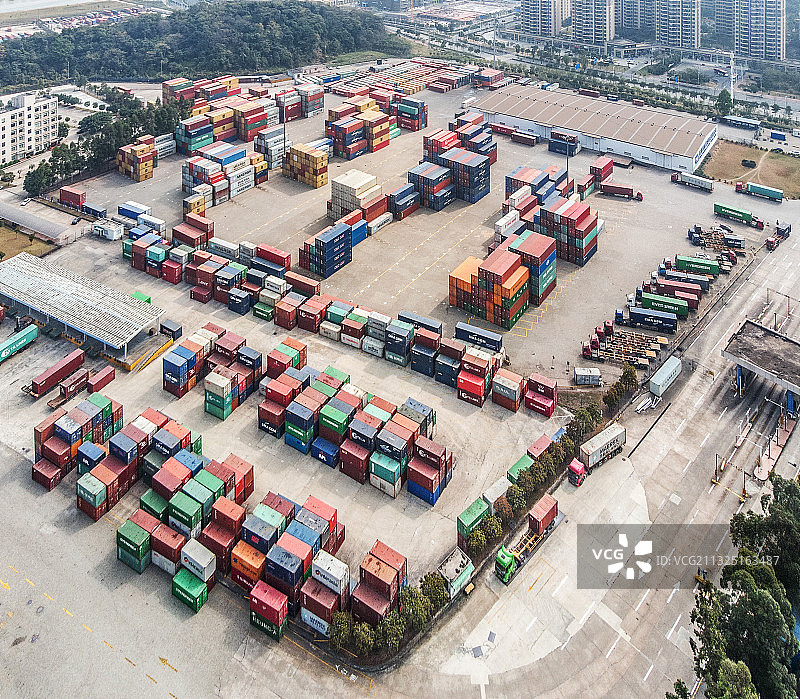 航拍视角下的货物集装箱和港口运输码头图片素材