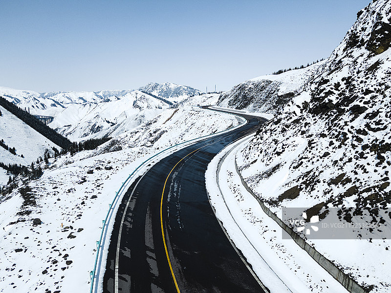 新疆赛里木湖冰雪道路风光背景图片素材