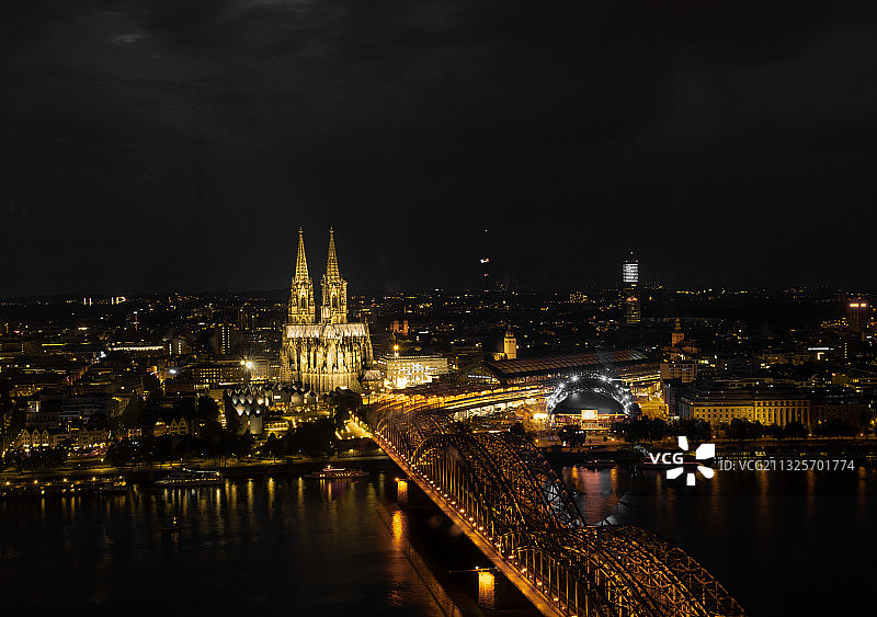 这座世界第三大的哥特式教堂仿佛科隆的名片，在夜晚格外亮眼图片素材