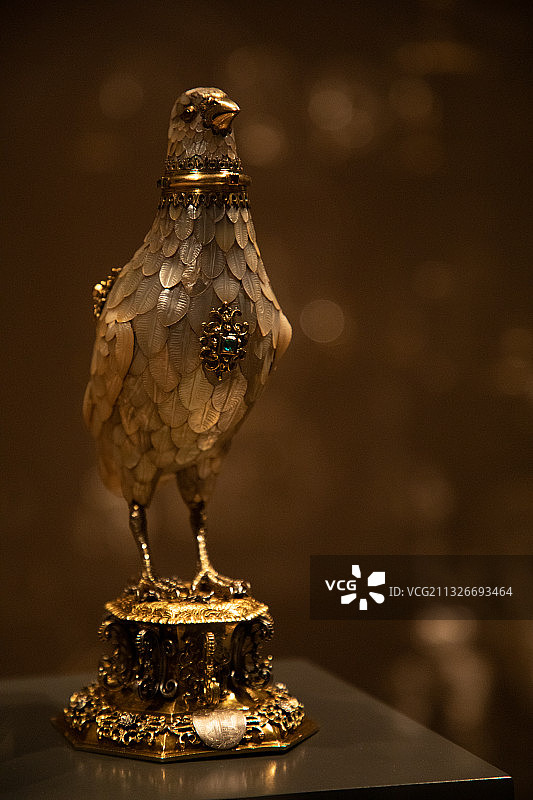 金属鸟类摆件雕塑特写图片素材