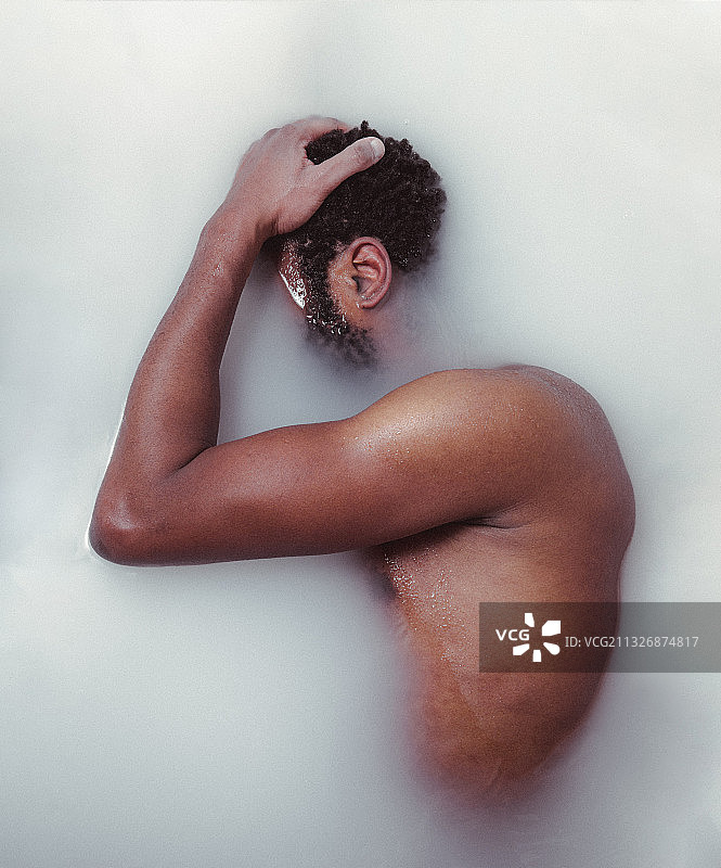法国勒阿弗尔，浴缸里赤裸上身的男人的特写镜头图片素材