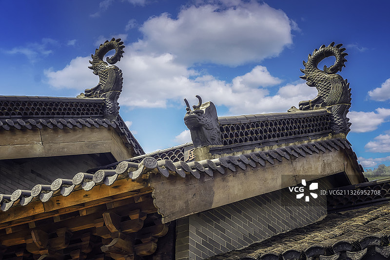 上海浦东潮音庵屋顶及龙雕塑图片素材