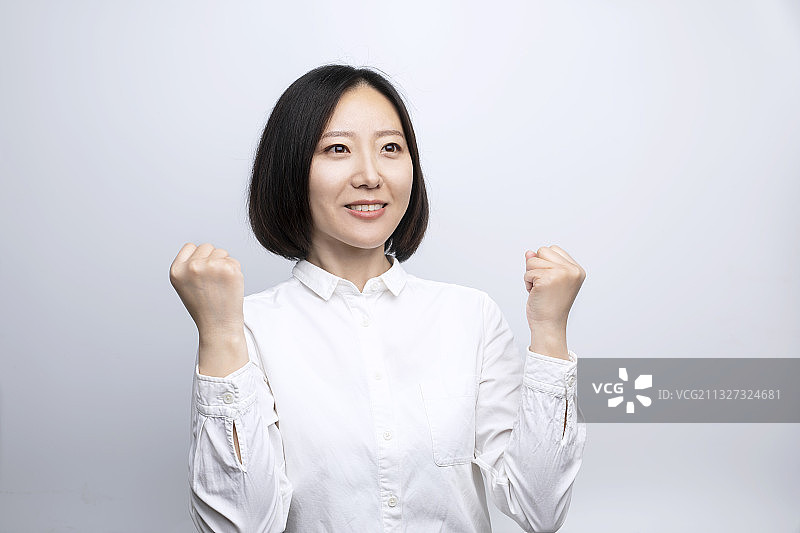 高举手臂的亚洲商务女性图片素材