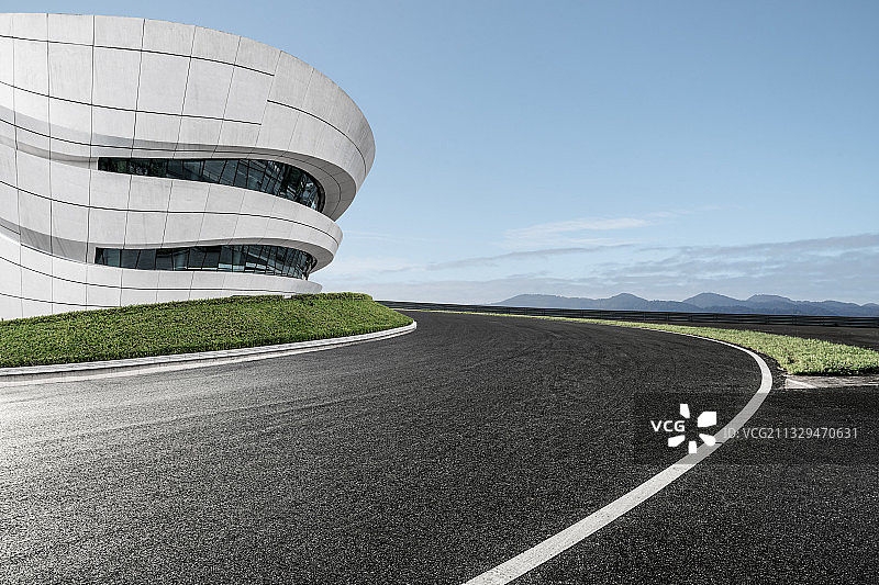 赛车场赛道和现代化建筑图片素材