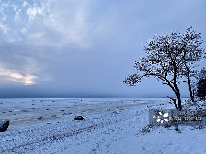白雪覆盖的土地对天空的风景图片素材