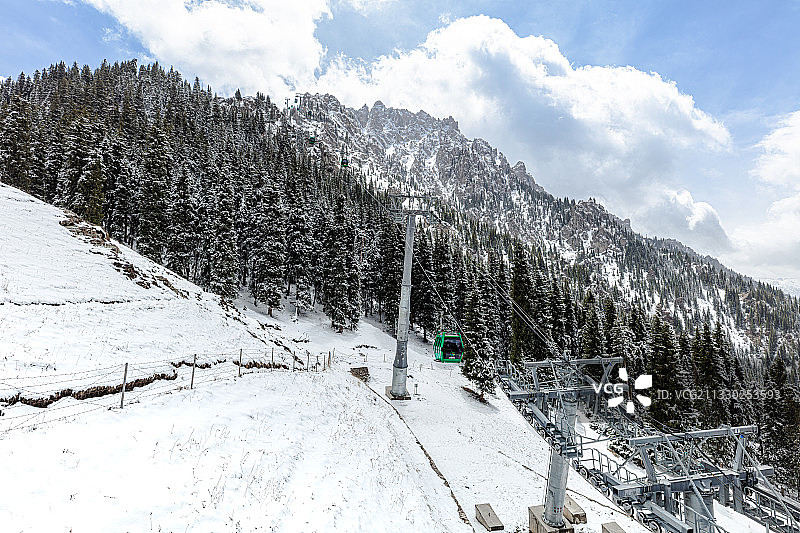 新疆天山天池马牙山索道观光缆车，积雪山坡树林茂密图片素材
