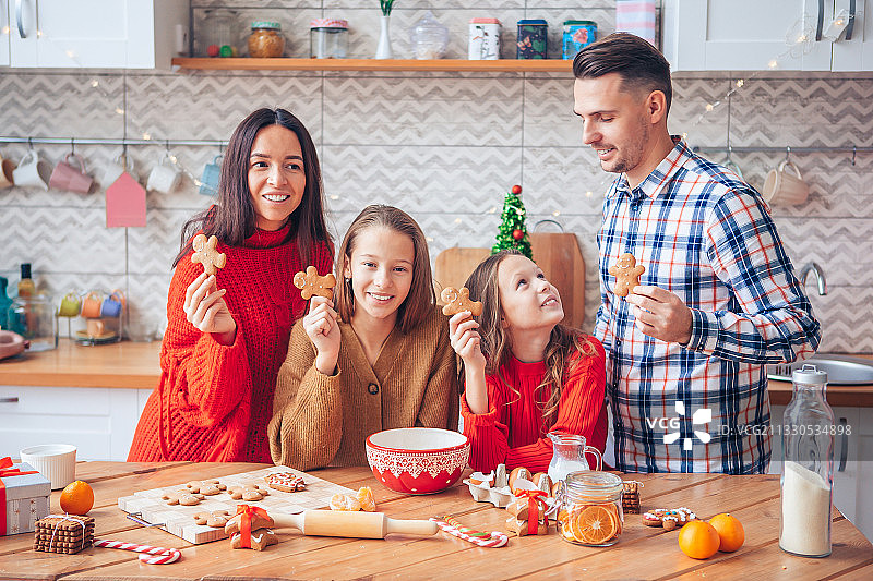 快乐的家庭为圣诞节烘焙饼干图片素材