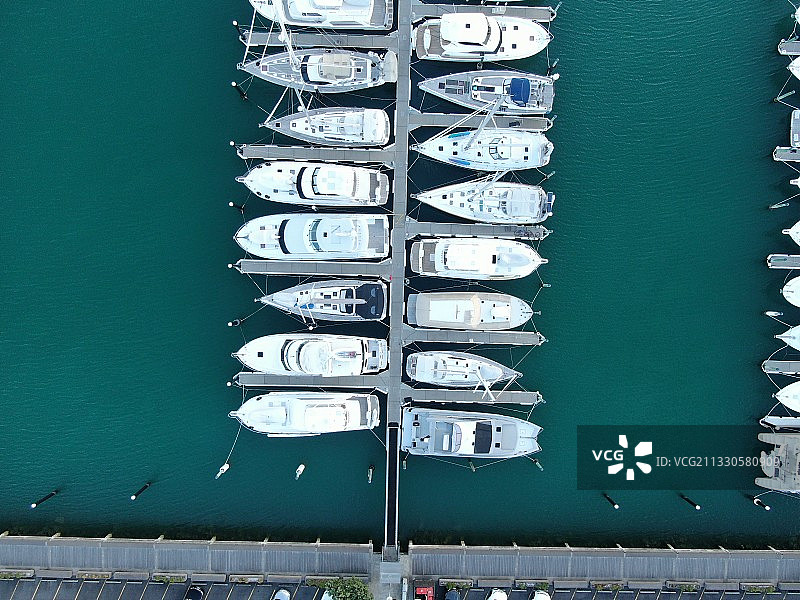 鸟瞰停泊在港口的船只，奥克兰，新西兰图片素材