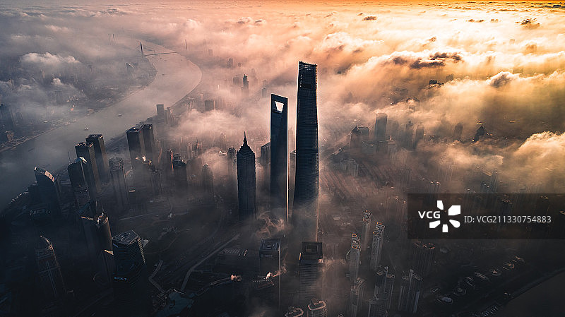 日落时分，中国上海陆家嘴金融区鸟瞰图图片素材
