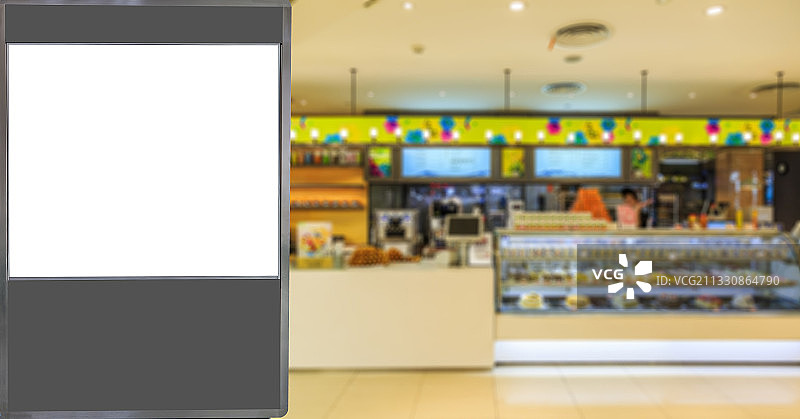 白色灯箱空白广告和模糊的商场餐饮店内景图片素材