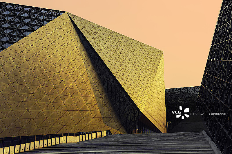 未来感十足的几何结构现代建筑图片素材