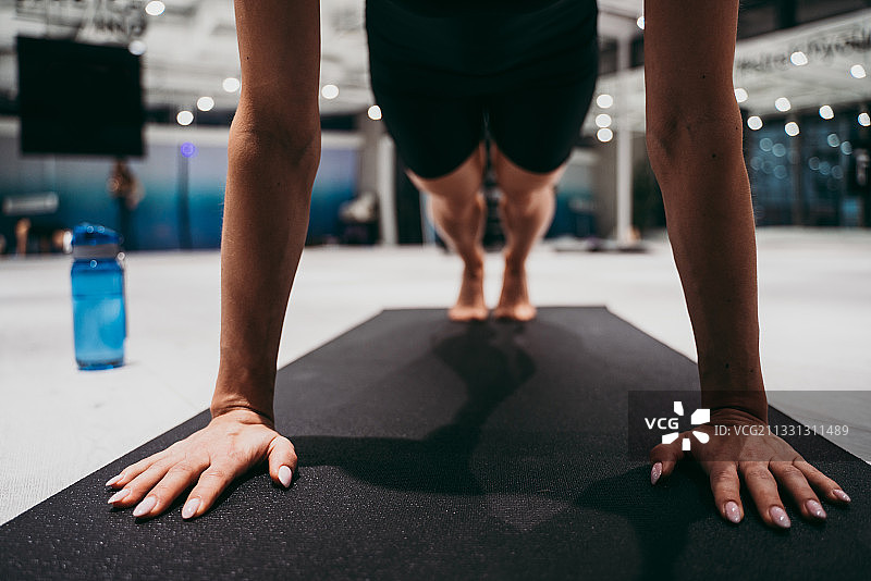 低部分女性在健身房的垫子上锻炼图片素材