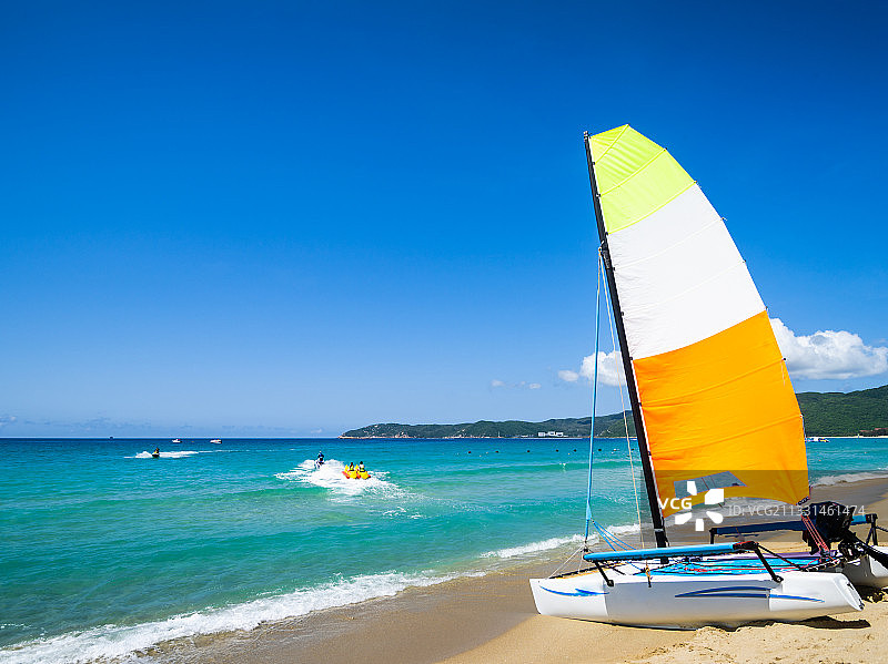 三亚亚龙湾红树林度假酒店私属海滩帆船海上娱乐活动图片素材