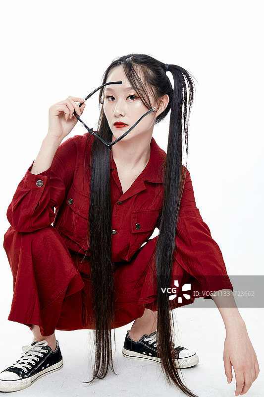 白色背景的亚洲戴墨镜年轻少女的肖像人像图片素材