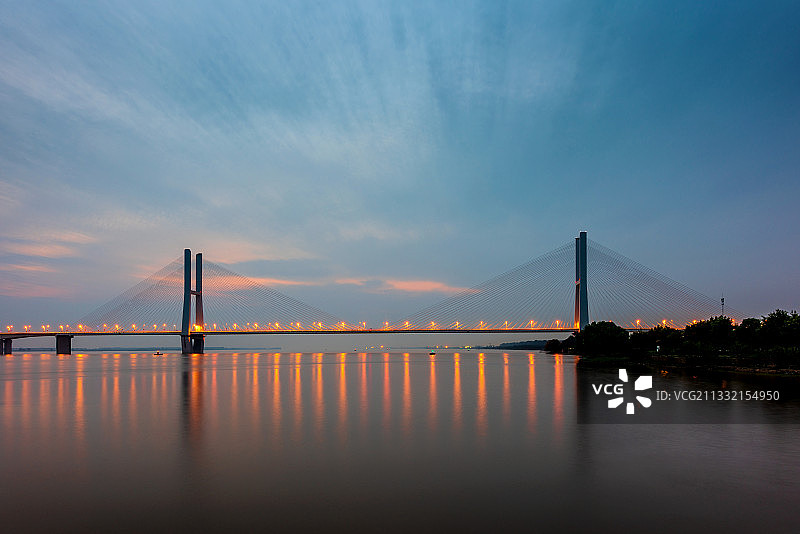 中国湖北荆州长江大桥日暮风光图片素材