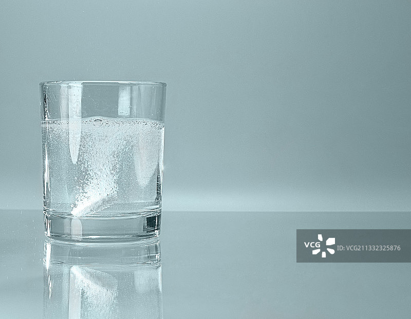 桌子上的玻璃杯里的冰块的特写图片素材