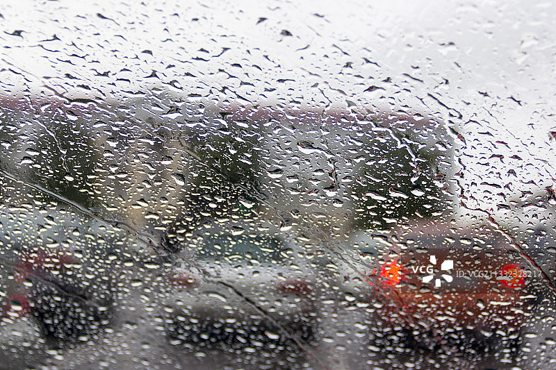 全帧拍摄的湿车窗在雨季图片素材
