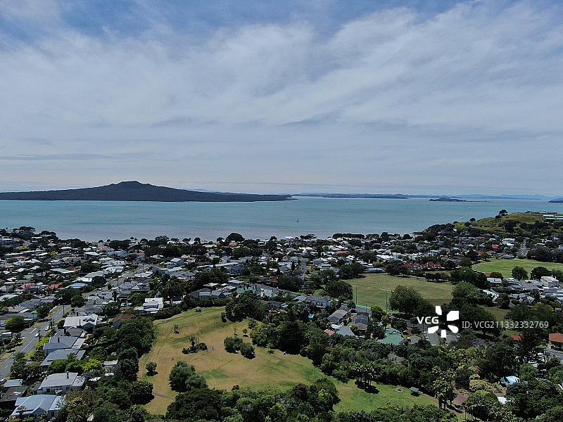 高角度的城镇景观由海对天空，德文波特，新西兰图片素材