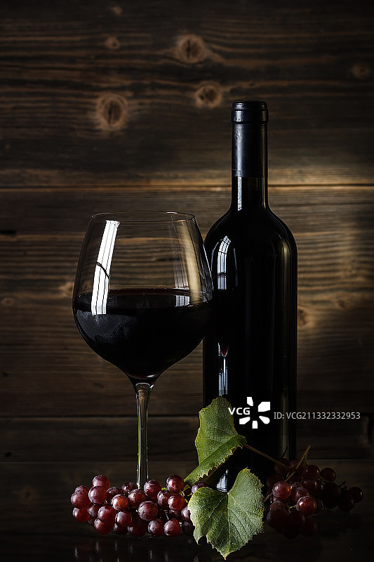 葡萄酒与葡萄和葡萄酒的特写图片素材